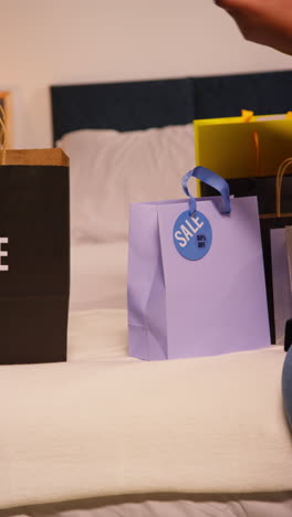 bolsas de compras y ofertas de venta en una cama