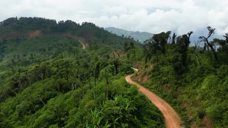 Emocionante-Aventura-En-Un-Camino-De-Tierra-A-Través-De-Las-Exuberantes-Selvas-Y-Las-Impresionantes-Cimas-De-Las-Montañas-Del-Norte-De-Laos:-Revelando-La-Belleza-De-La-Naturaleza