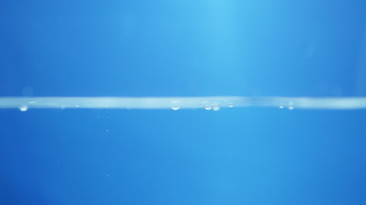파란색 배경으로 표면에 있는 물의 파도