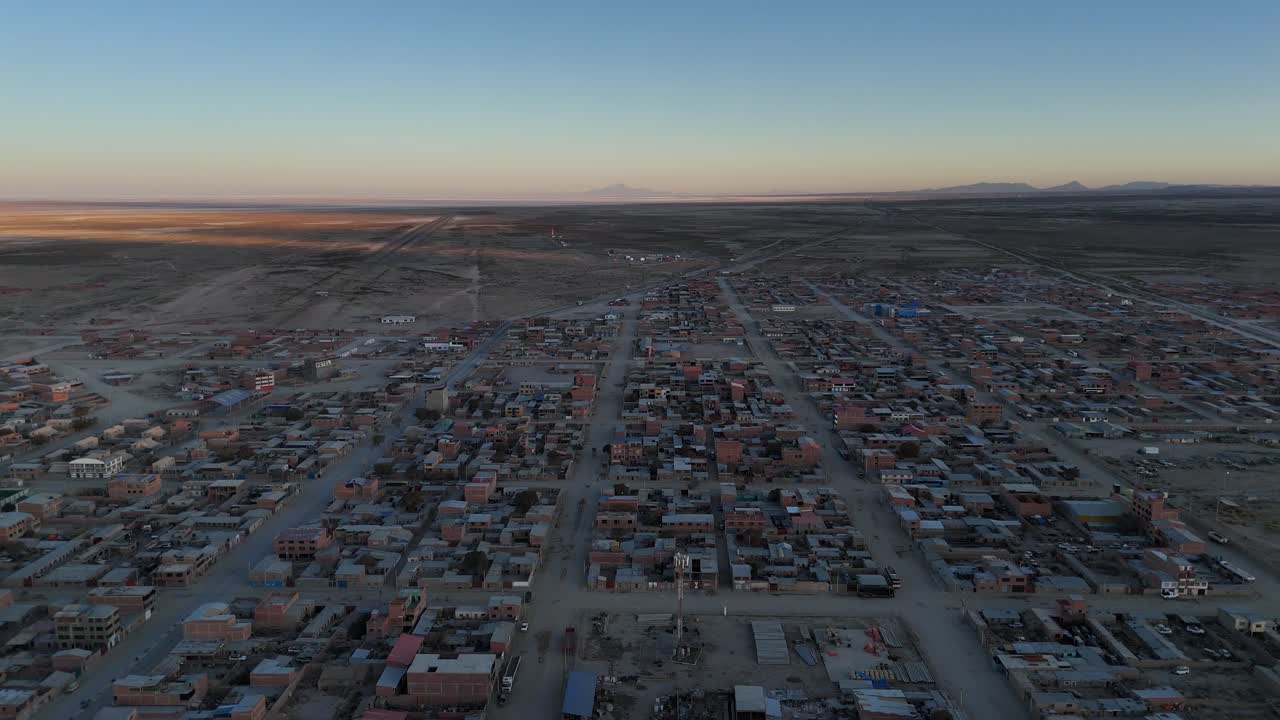 uyuni salt flats ciudad ciudad drone vista aérea bolivia américa del sur cementerio de trenes