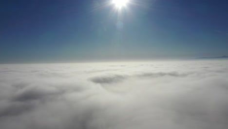 Lecho-De-Nubes-Sobre-La-Luz-Del-Sol-Brillante,-Vista-A-Través-Del-Avión-De-La-Ventana