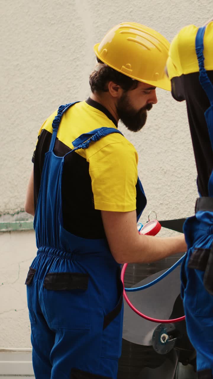 Vídeo vertical: colegas de trabalho verificando o sistema de climatização