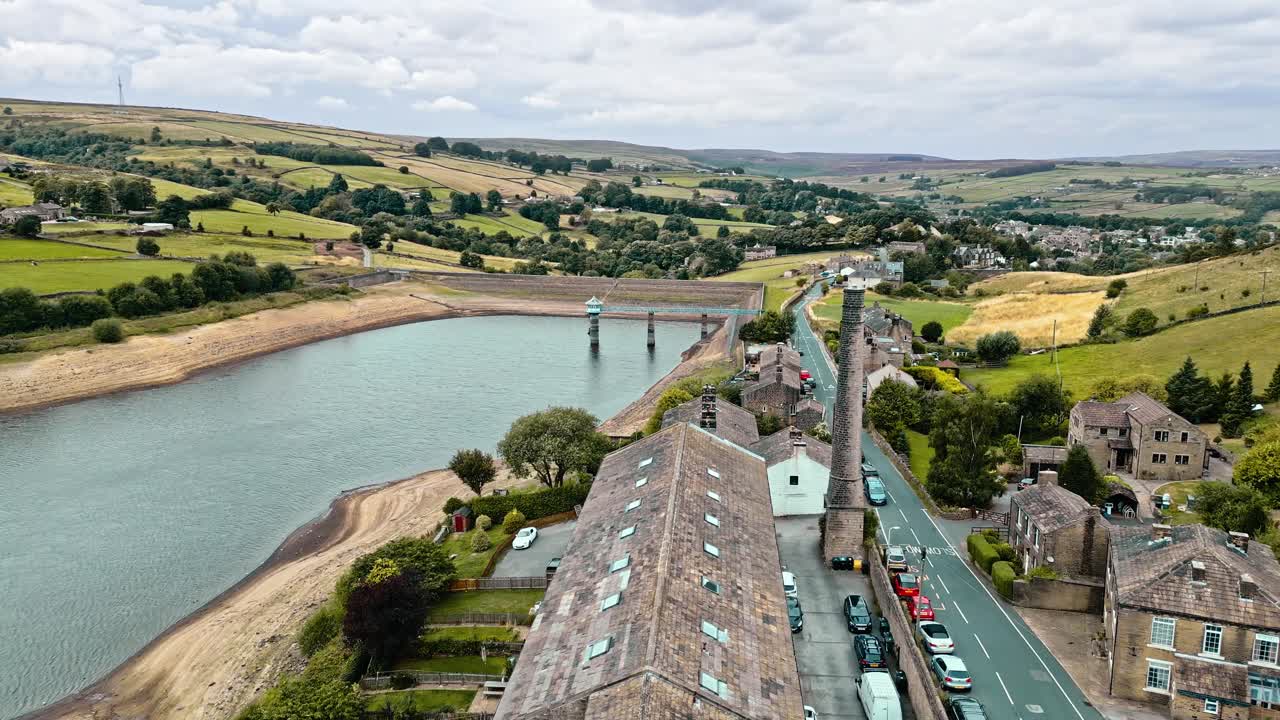 전형적인 시골 요크셔 마을의 공중 드론 영상