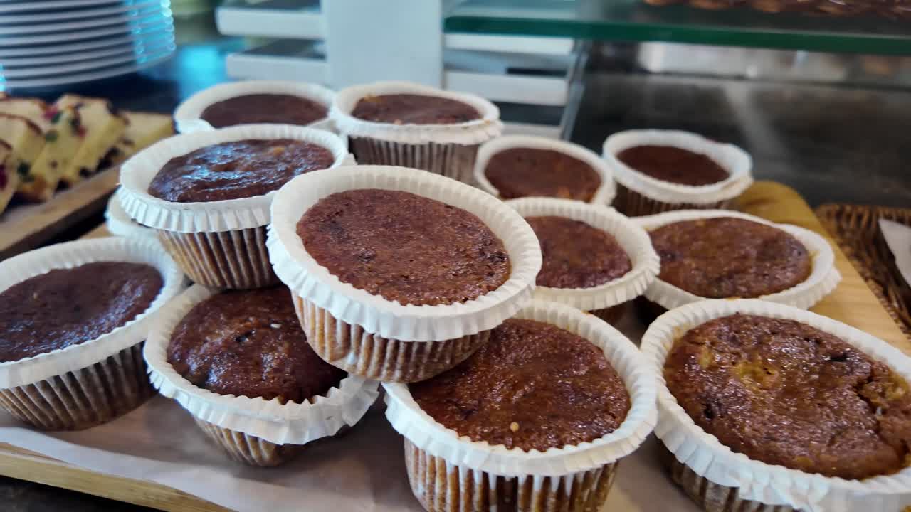 Pila di cupcake marroni