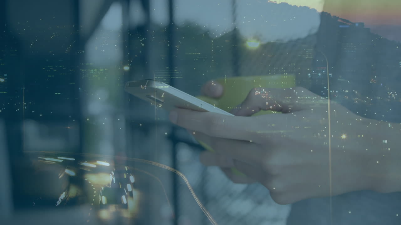mujer usando el teléfono inteligente y el tráfico
