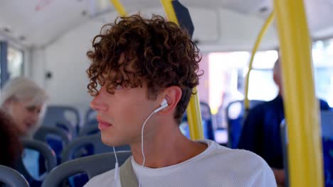 viajero masculino escuchando música en auriculares mientras viaja en el autobús 4k