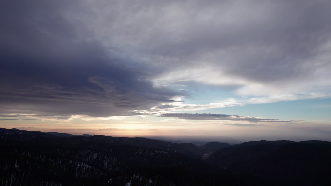 클라우드 크로프트 근처의 산에서 뉴 멕시코 숲을 날아다니는 아름다운 일몰의 공중 풍경