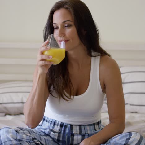 Junge-Frau-Genießt-Ein-Glas-Orangensaft