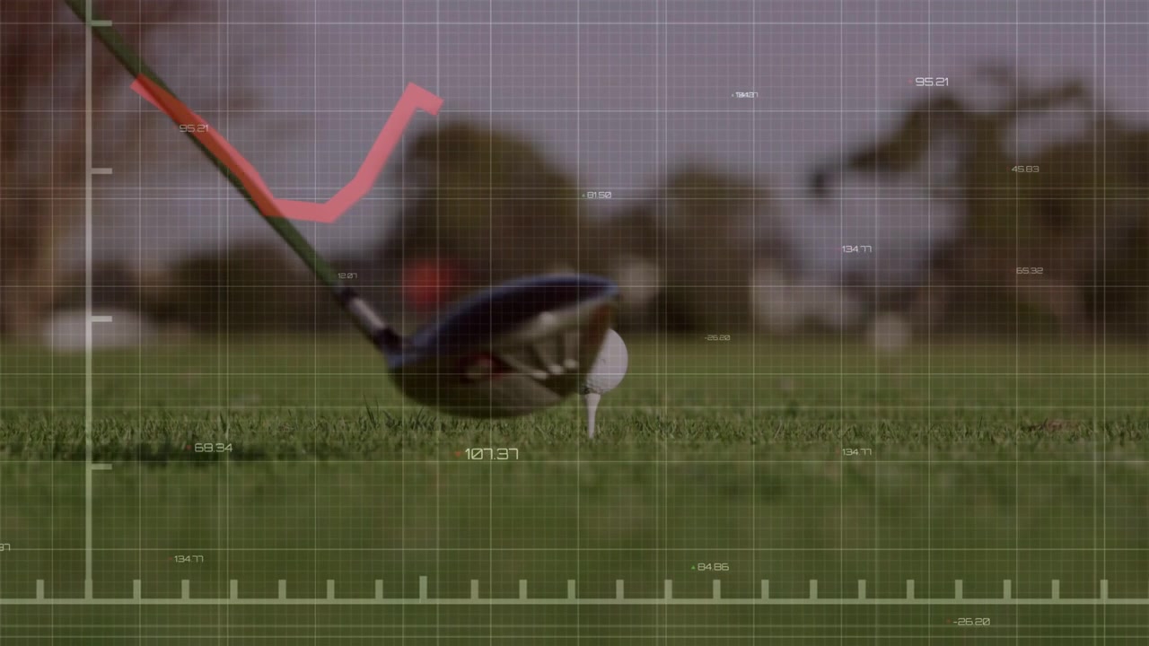 Pallina da golf sul tee, il driver si tira indietro facendo animare un grafico rosso che misura i dati dello swing.
