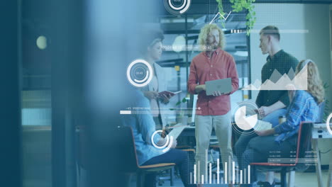 Animation-Der-Datenverarbeitung-Und-Diagramme-über-Verschiedene-Kollegen,-Die-über-Die-Arbeit-Diskutieren