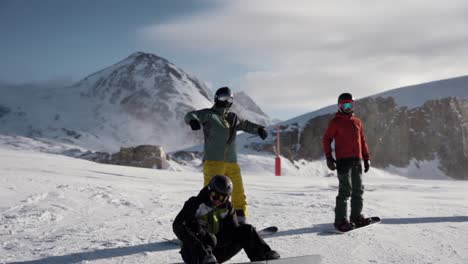 Snowboard-Crew-Geschürt,-Bevor-Sie-Die-Piste-Hinuntergingen