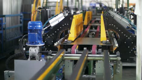 chapa de acero que se mueve en una línea de transportador automatizado. fabricación de electrodomésticos