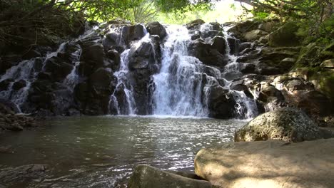 kaskadierender wasserfall über felsen