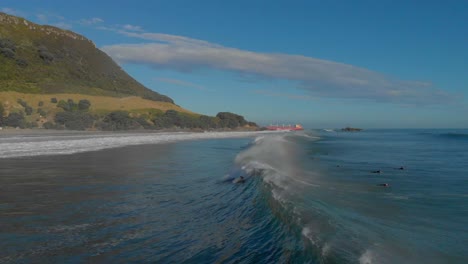 Antena:-Surfistas-En-La-Playa-De-Mount-Maunganui,-Nueva-Zelanda