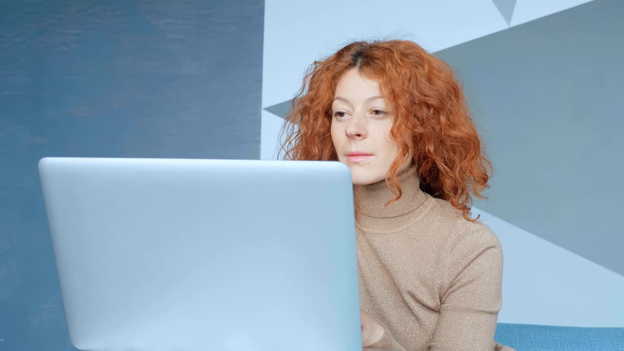 mujer trabajando en una computadora portátil