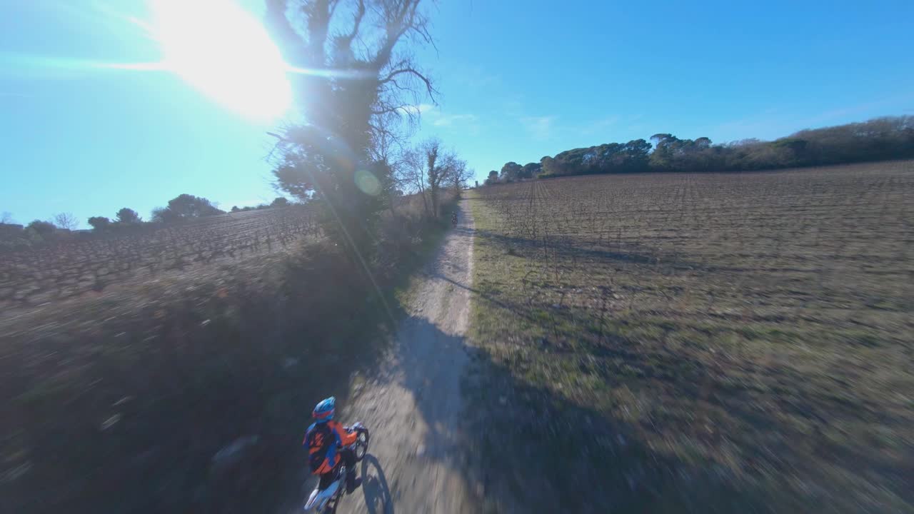 2 motocicletas conduciendo muy rápido en un camino de tierra en el lado francés de los alpes
