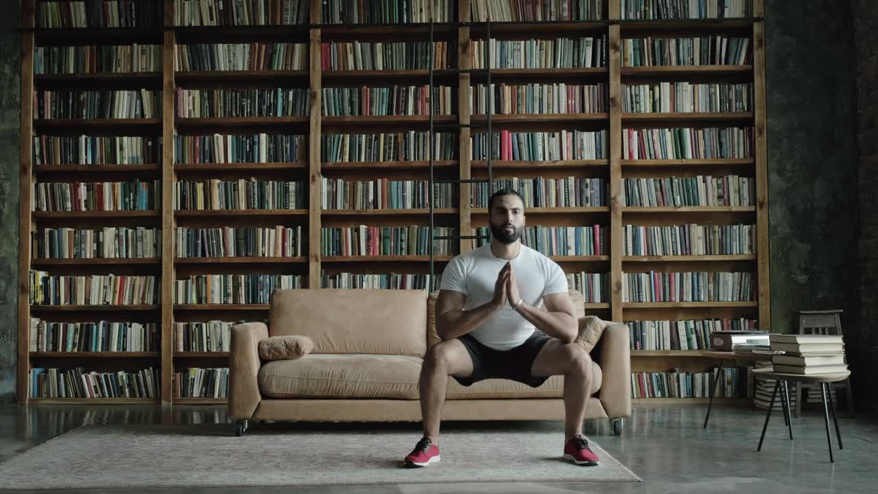 un joven jugando a los deportes en la biblioteca.