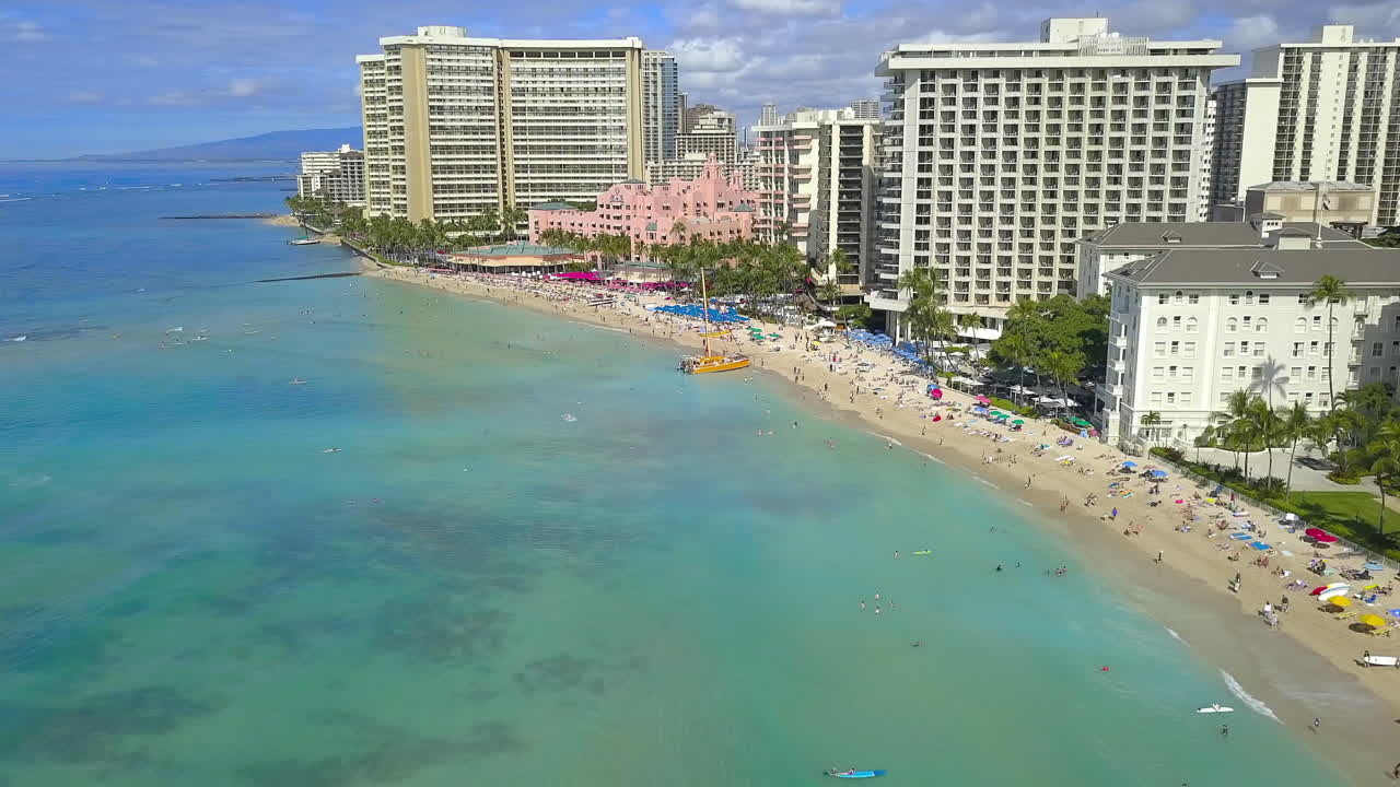 하와이 오아후 섬 와이키키 해변의 드론 영상