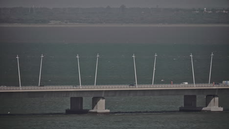 puente vasco da gama en la ciudad portuguesa de lisboa.
