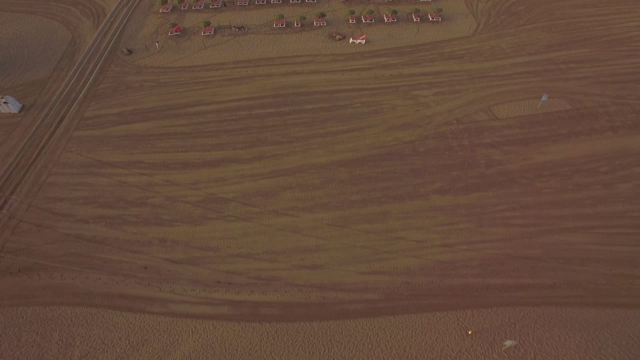 해변 의자 와 푸른 바다 의 공중 풍경