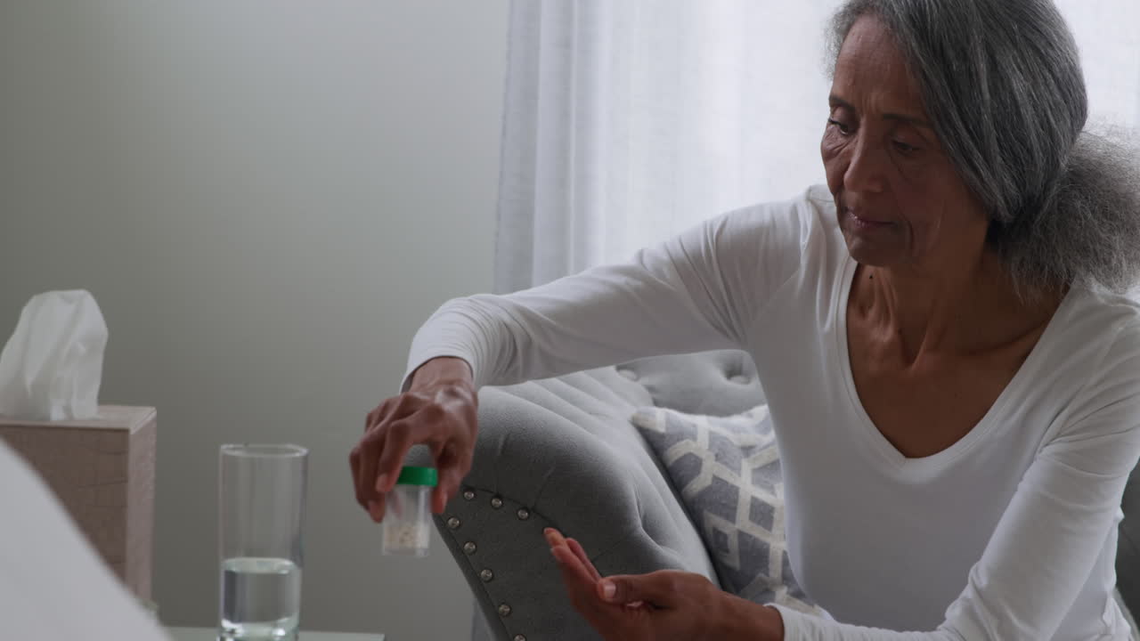 mujer madura en casa