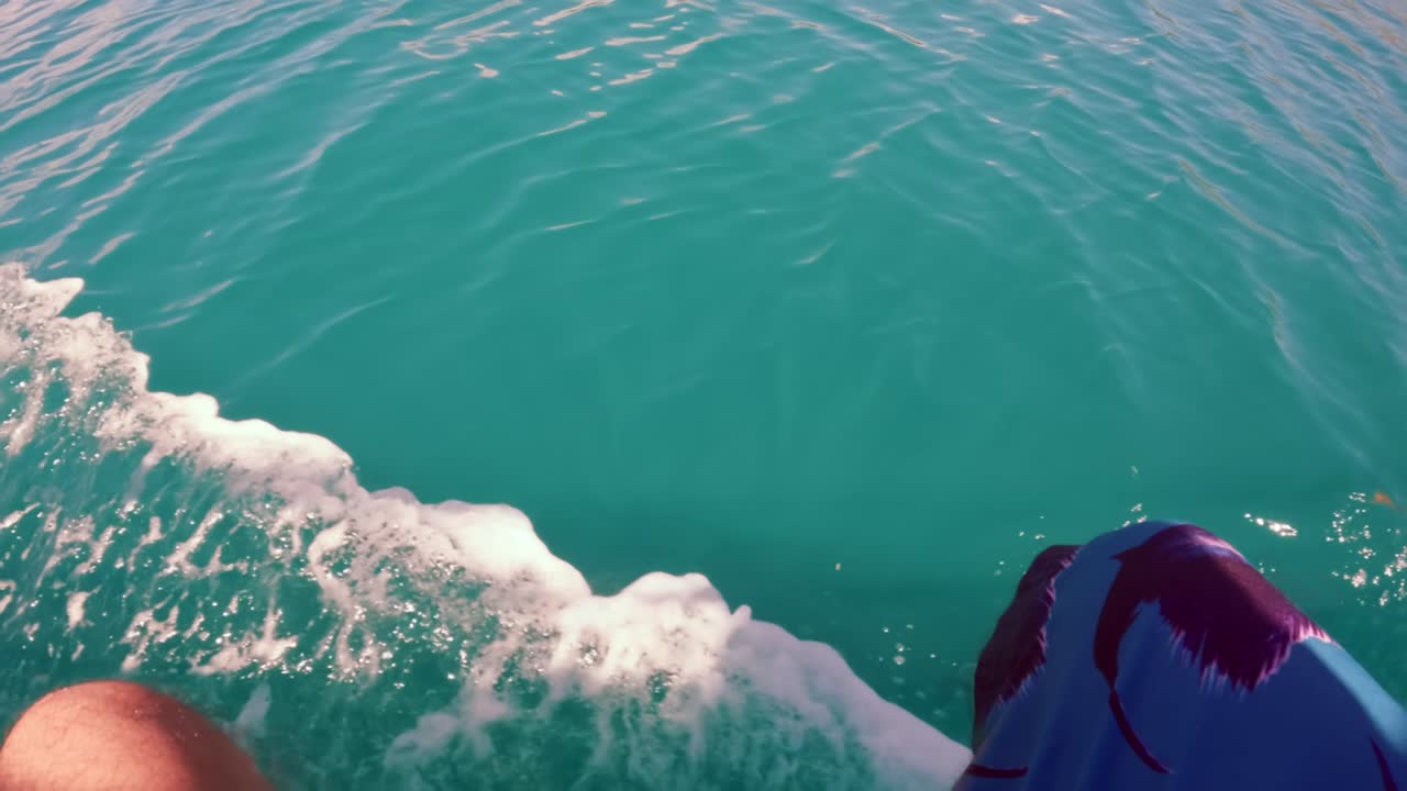 seychelles, parque marino de st anne balanceando los pies en el borde del barco