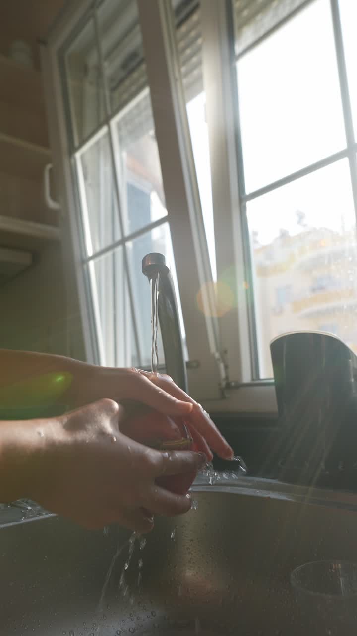 lavado de granada en el fregadero de la cocina