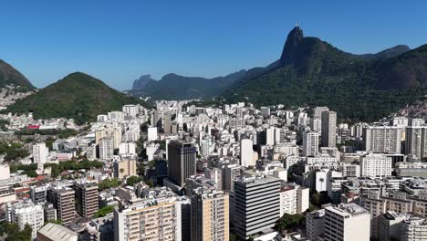 Luftaufnahme-Einer-Drohne-Aus-Rio-De-Janeiro,-Brasilien,-Südamerikanische-Stadt,-Christusstatue-Auf-Dem-Gipfel-Des-Corcovado-Und-Dem-Zuckerhut,-Copacabana