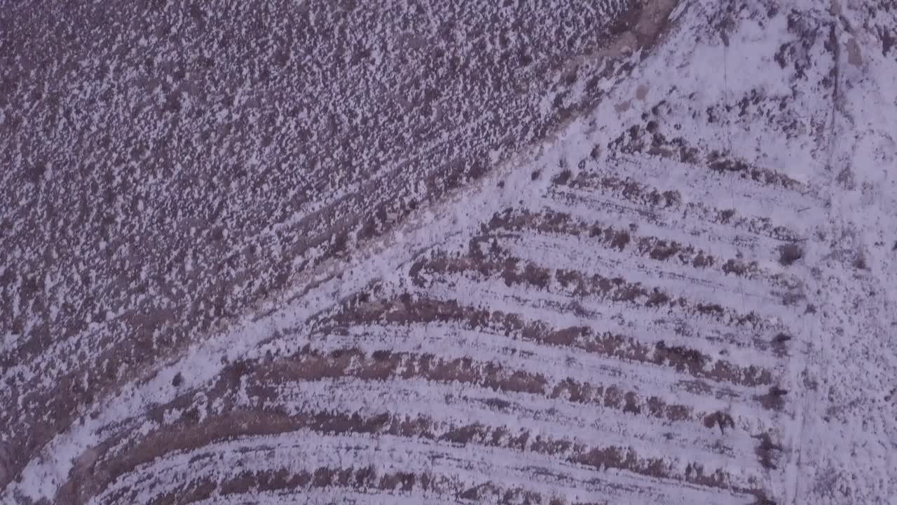 drone volando sobre un campo lleno de nieve en españa