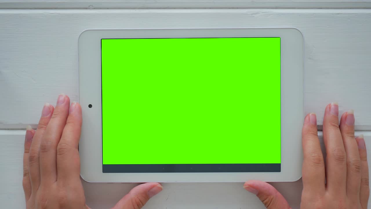 mujer mirando una tableta con pantalla verde
