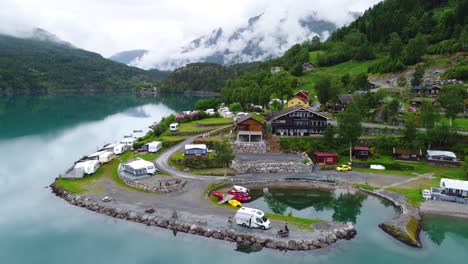 hermosa naturaleza de noruega vista aérea del campamento para relajarse.