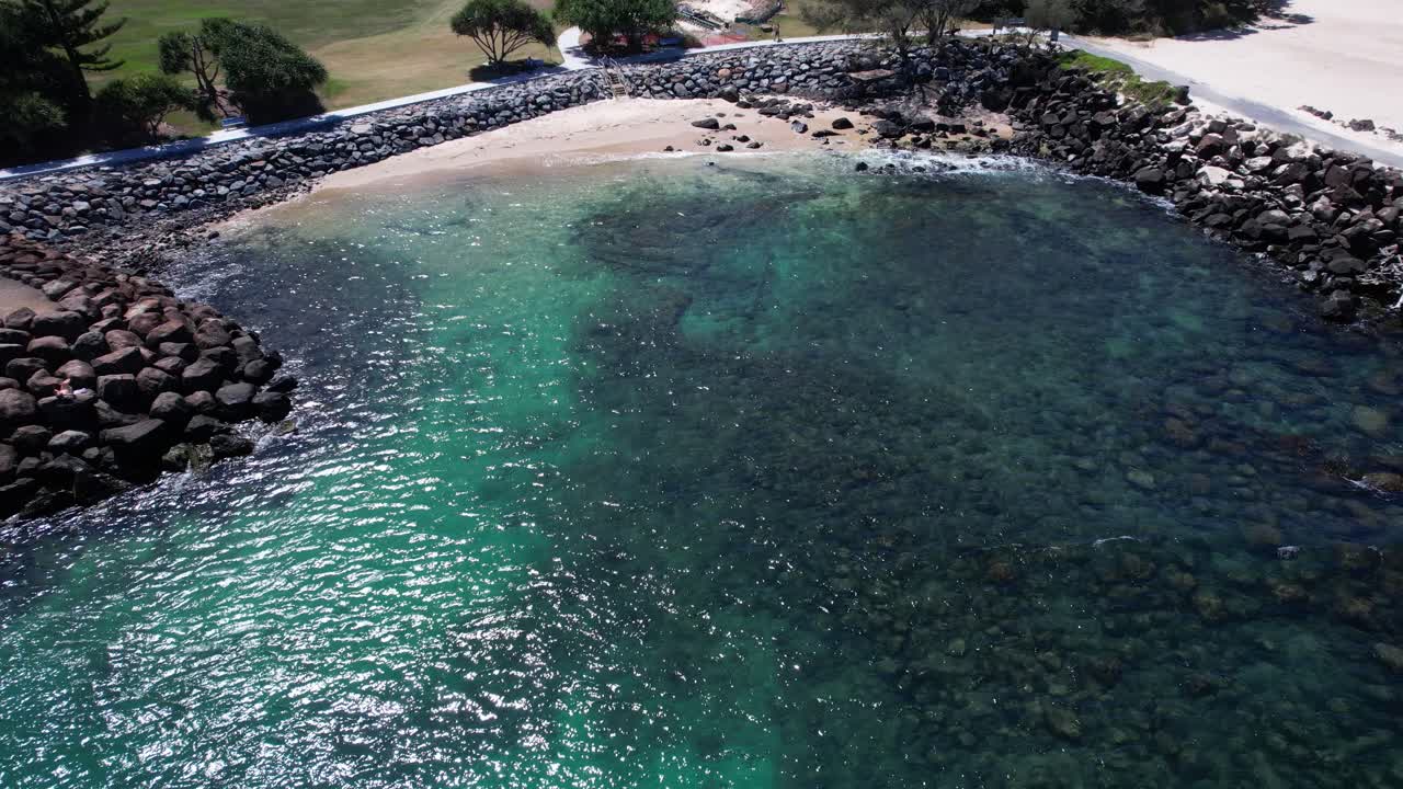 Tweed Heads, Yeni Güney Galler, Avustralya'da bulunan Little Dbah (Duranbah) Plajı'nın sakin suları. Havadan geniş açılı çekim
