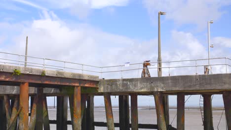 An-Einem-Sonnigen-Sommertag-Wehen-Wolken-Am-Verlassenen-Dock-Vorbei