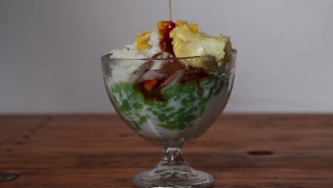 bebida de arroz glutinoso cendol dawet, que está salpicado con azúcar de palma dulce