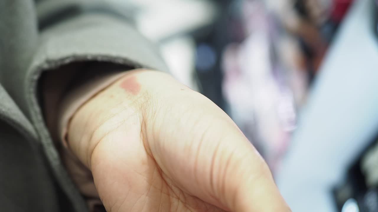 un primer plano de la mano de una persona