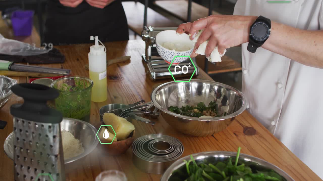 Restaurantkok løfter skål, river ost i salat, sekskantede ikoner viser målinger for tilberedning