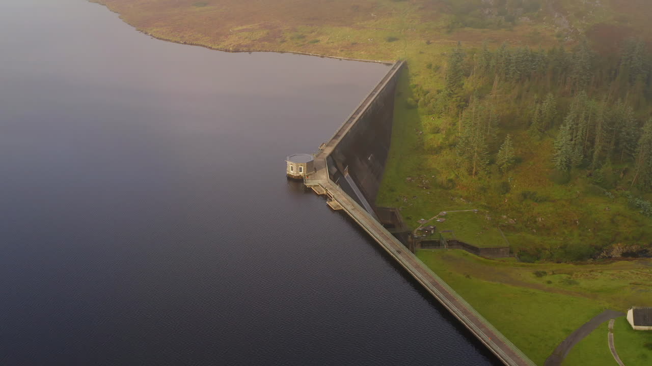 paralaje cinematográfico filmado en la presa de spelga que muestra la sección de desbordamiento