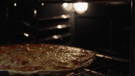 Sacar-Pizza-Del-Horno-Con-Guantes-De-Cocina