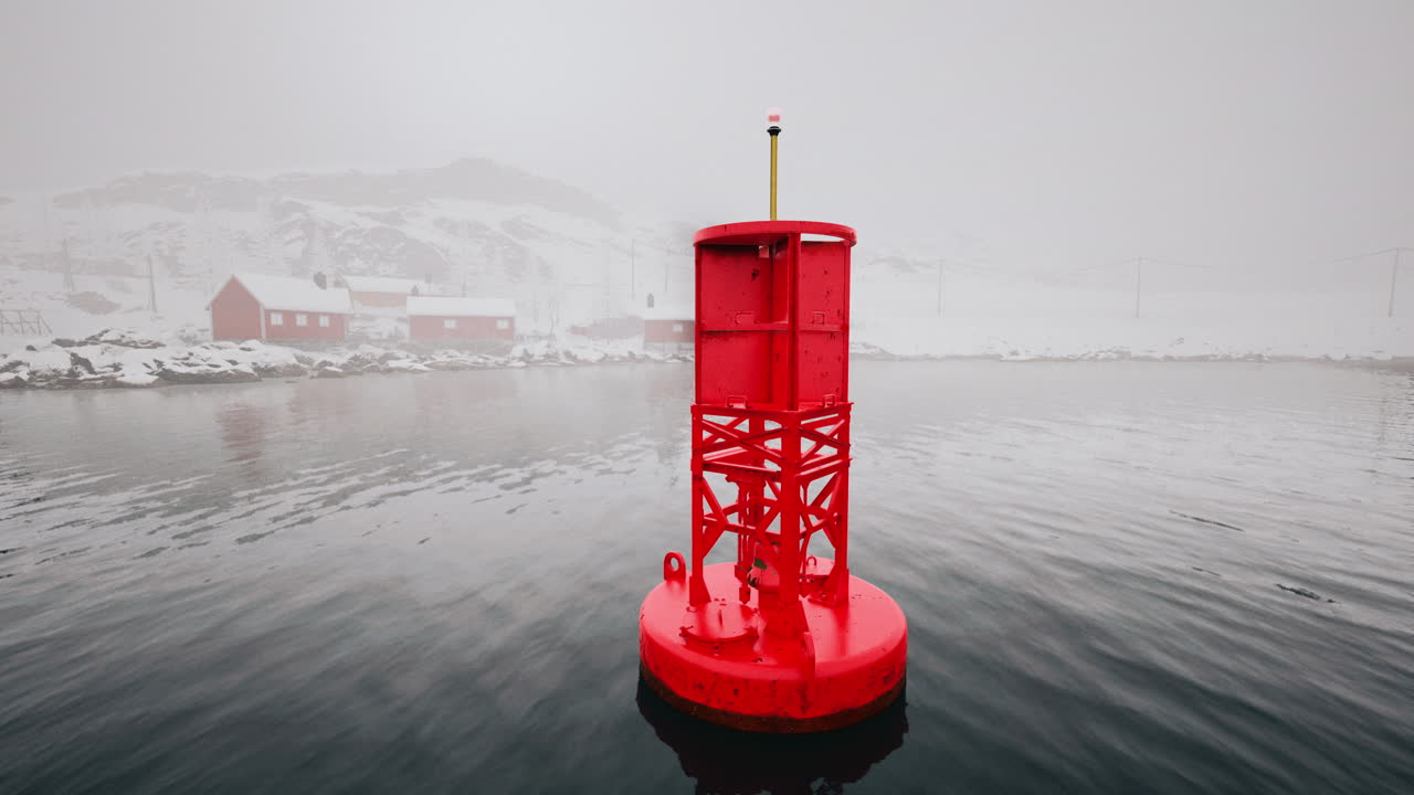 красный буй в туманном зимнем морском пейзаже