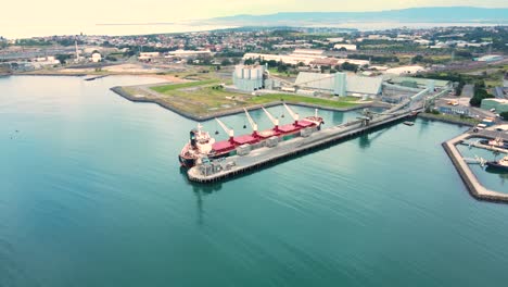 vista aérea de un avión no tripulado de port kembla, en la región de illawarra de nsw