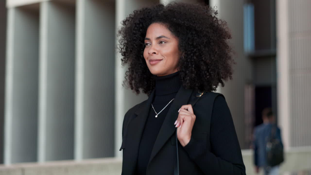 ciudad, caminando y confiada mujer de negocios