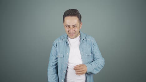 hombre guapo y carismático.