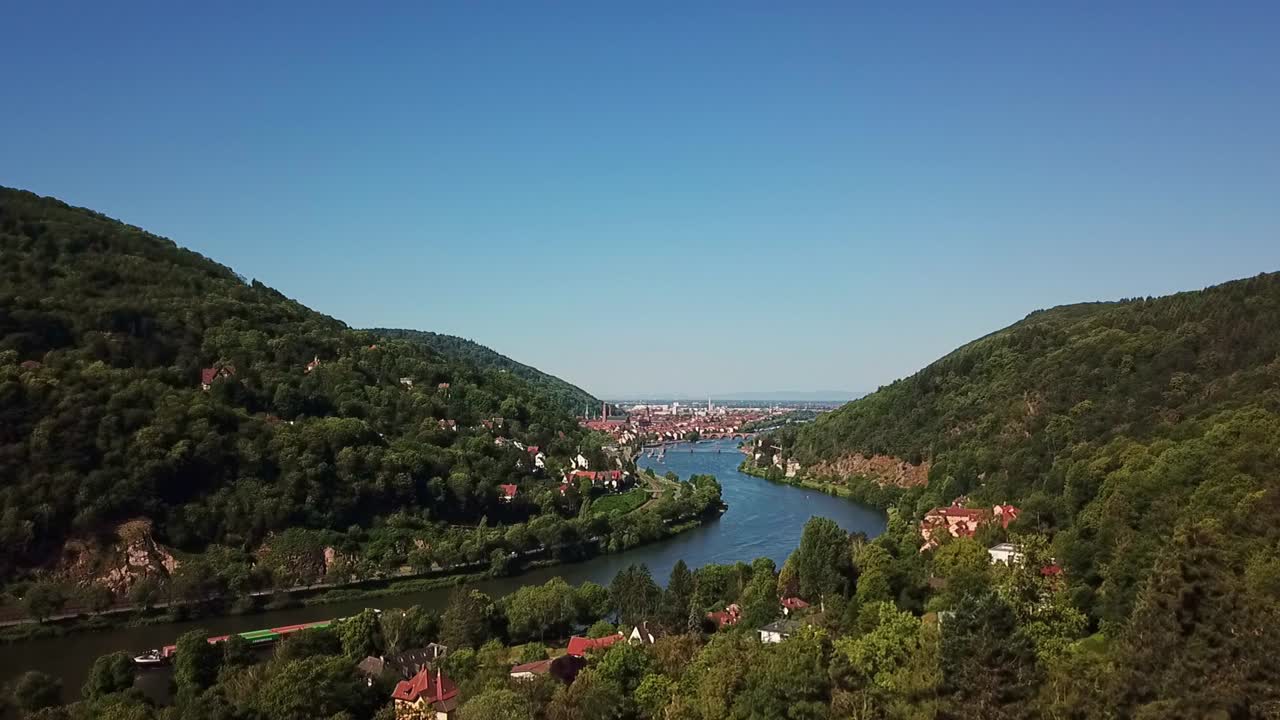 In ascesa su uno splendido paesaggio fluviale e montano, Heidelberg, Germania.