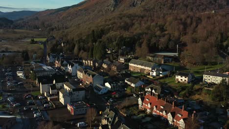 el pueblo de aberfoyle con craigmore hill en el fondo