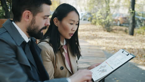 discusión de negocios al aire libre