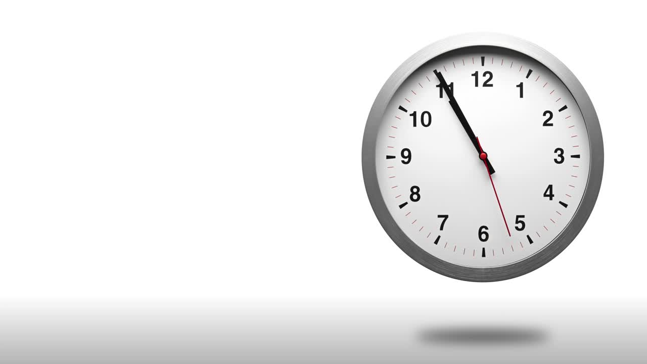Fermo immagine di un orologio grigio in time-lapse con lancette nere che mostrano il movimento del tempo che rallenta dalle 10:00 alle 12:00, con ombra proiettata. Concetto: "Come vola il tempo".