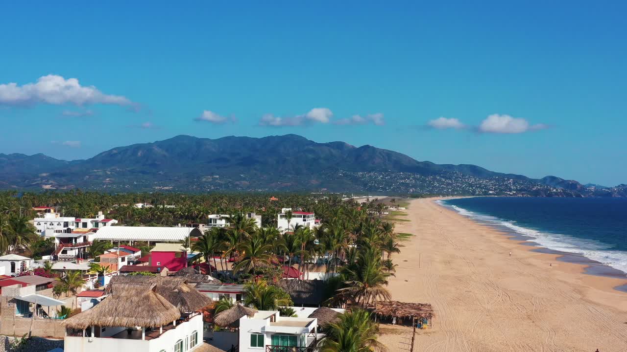drone volando a través de cometas deslizantes en el aire paisaje de playa de pie de la cuesta, méxico