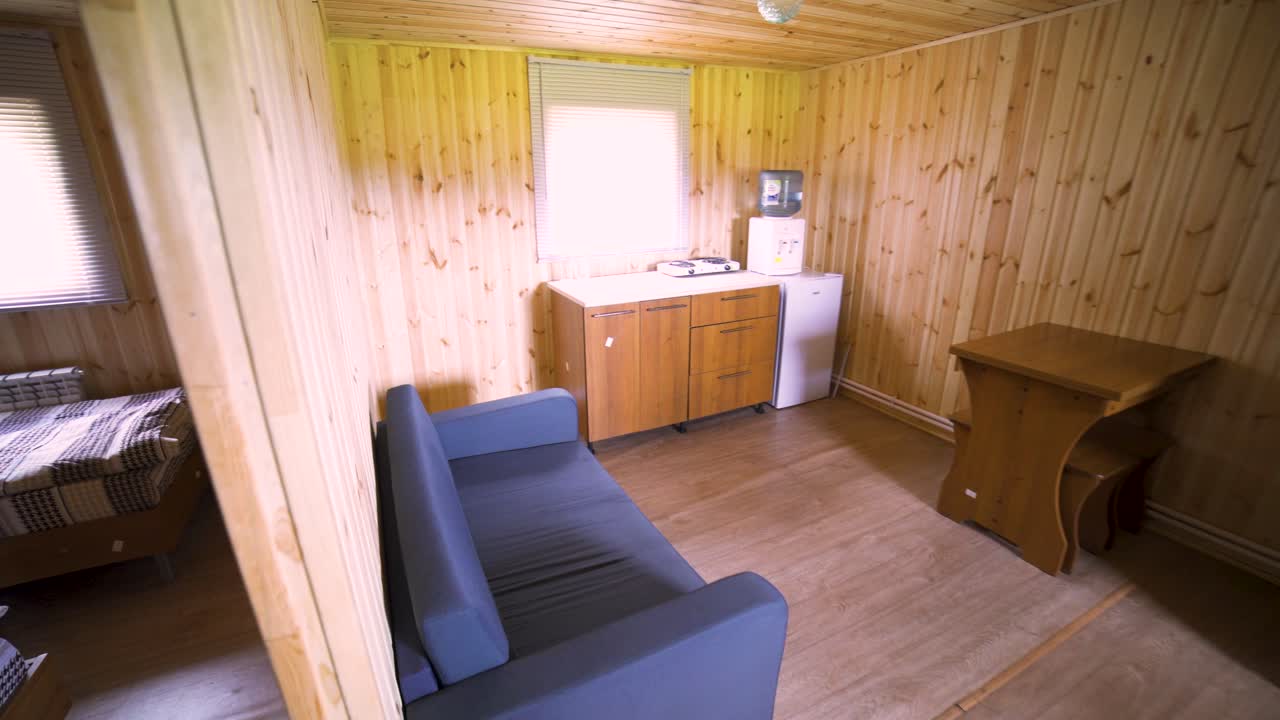 interior acogedor de cabina de madera