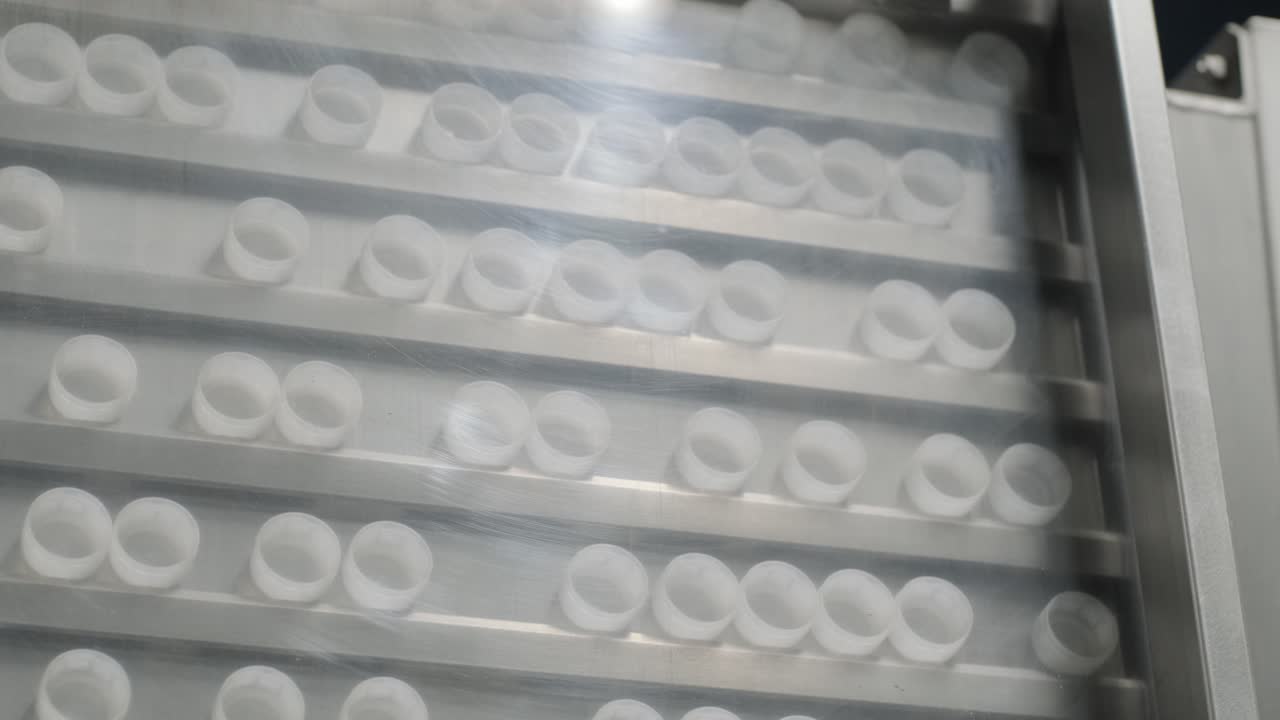 tapas de botellas en una planta moderna de bebidas