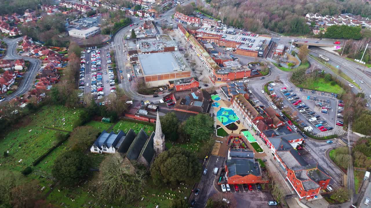 Flygfoto med drönare som panorerar över förorten Bitterne i Southampton, Hampshire. Med många hus, fält och träd som kantar de livliga vägarna i området en vinterdag.